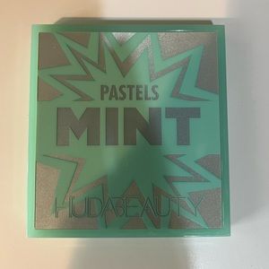 Huda beauty mint palette